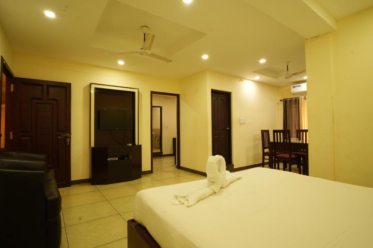 K V Suites Kochi Esterno foto