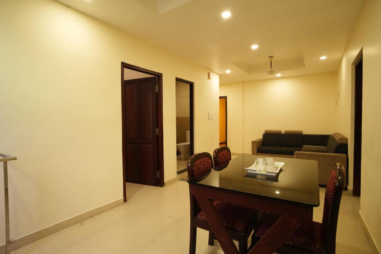 K V Suites Kochi Esterno foto