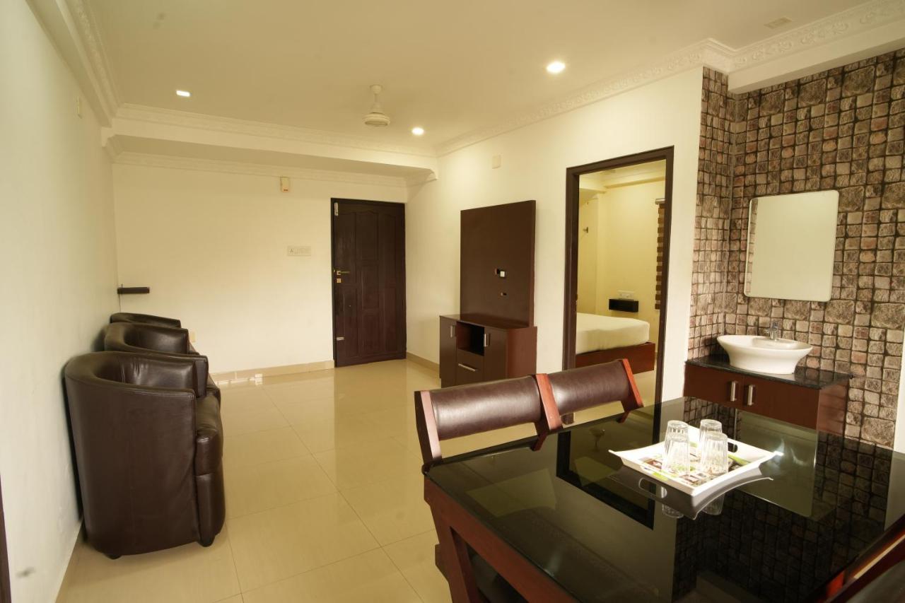 K V Suites Kochi Esterno foto