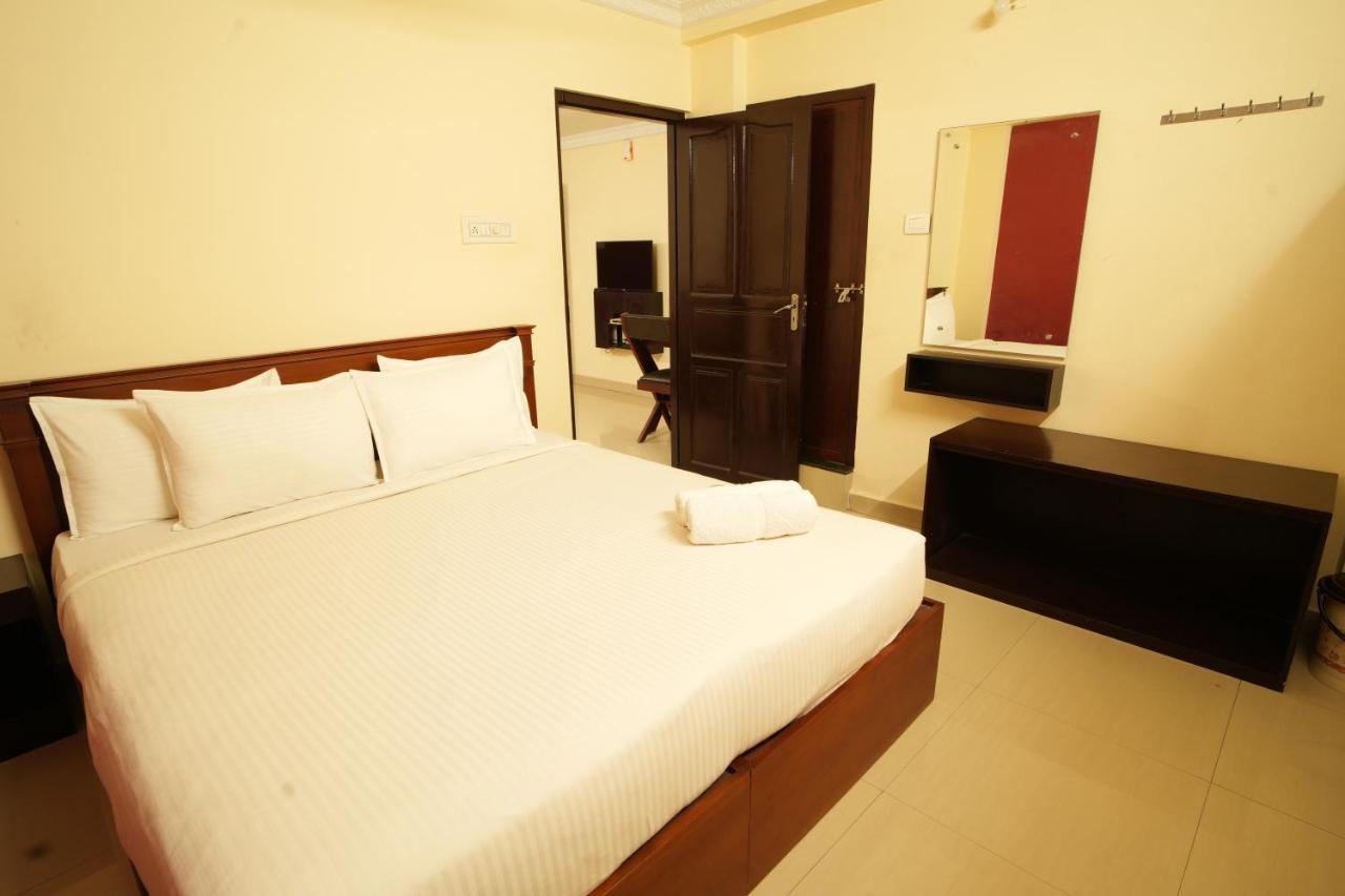 K V Suites Kochi Esterno foto