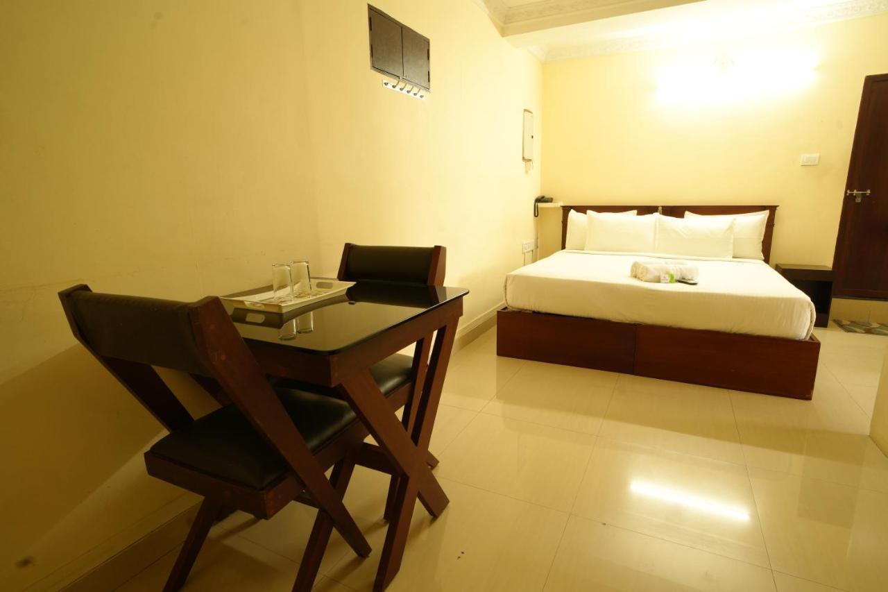 K V Suites Kochi Esterno foto