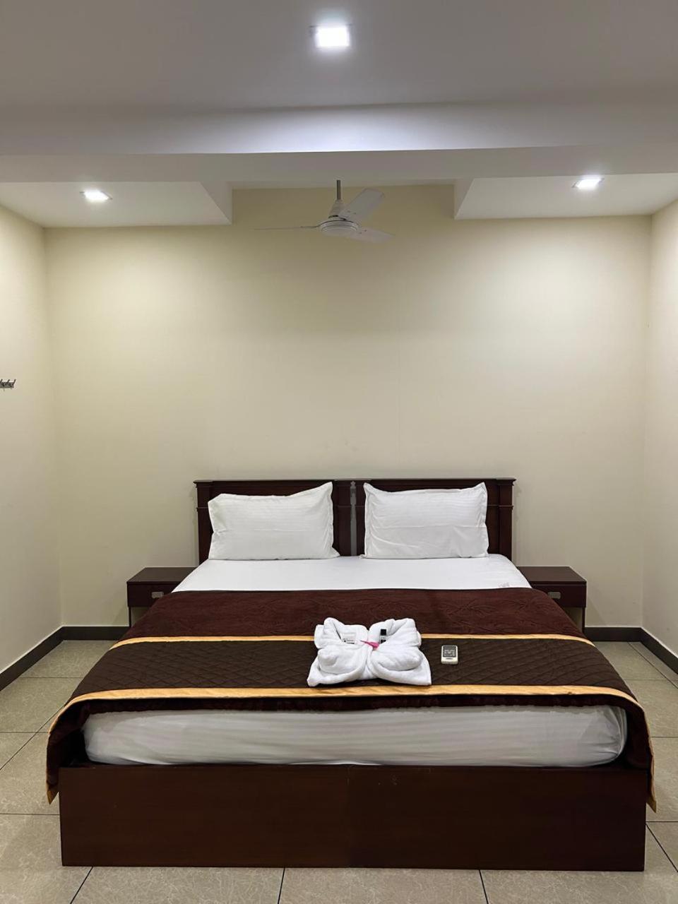 K V Suites Kochi Esterno foto