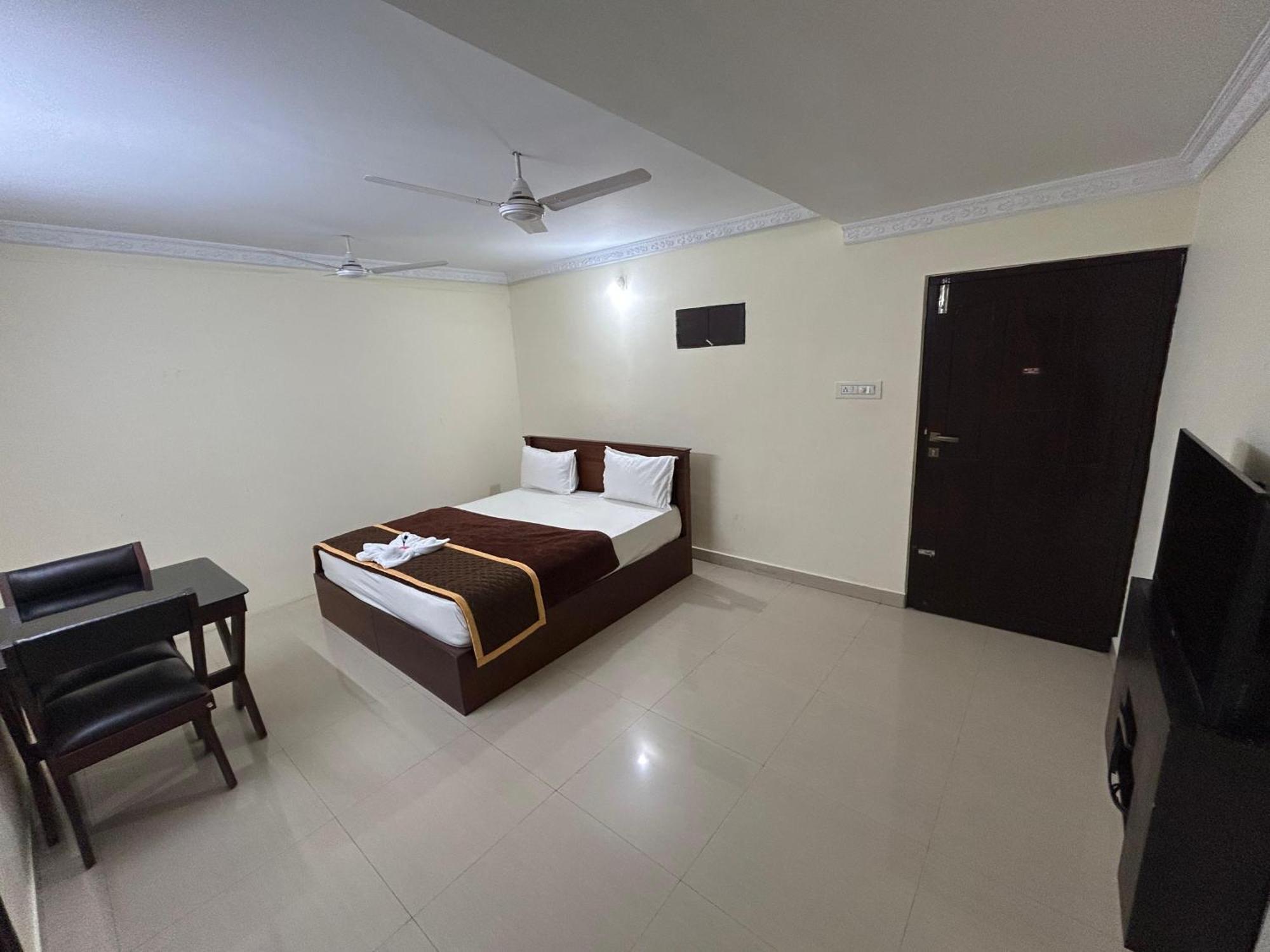 K V Suites Kochi Esterno foto