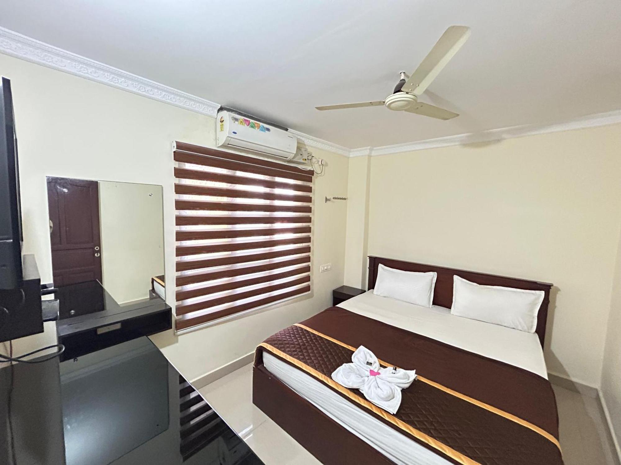 K V Suites Kochi Esterno foto